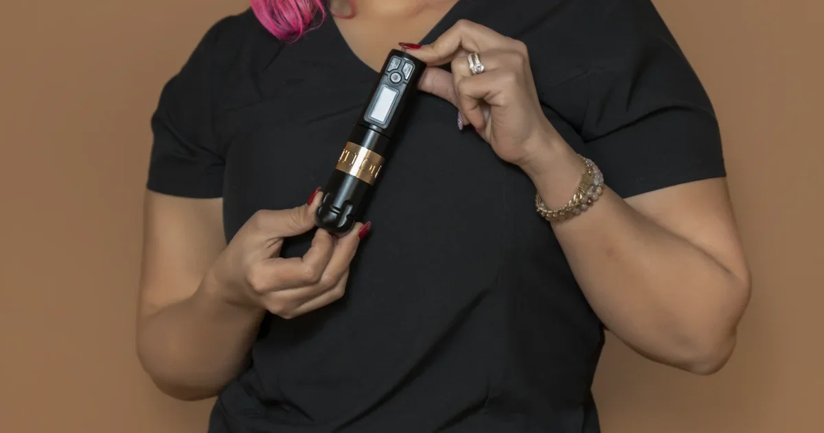 Manos sosteniendo un dispositivo de maquillaje permanente